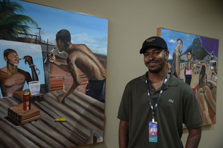 O artista Jota na Feira de arte ArtRio na Marina da Glória, no Rio de Janeiro