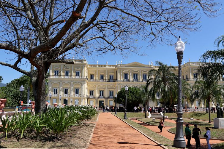 Jardim e fachada do Museu Nacional recuperados após o quatro anos do incêndio. Universidade Federal do Rio de Janeiro (UFRJ) apresenta um balanço das obras de reconstrução do Museu Nacional e a programação do bicentenãrio da independência. 