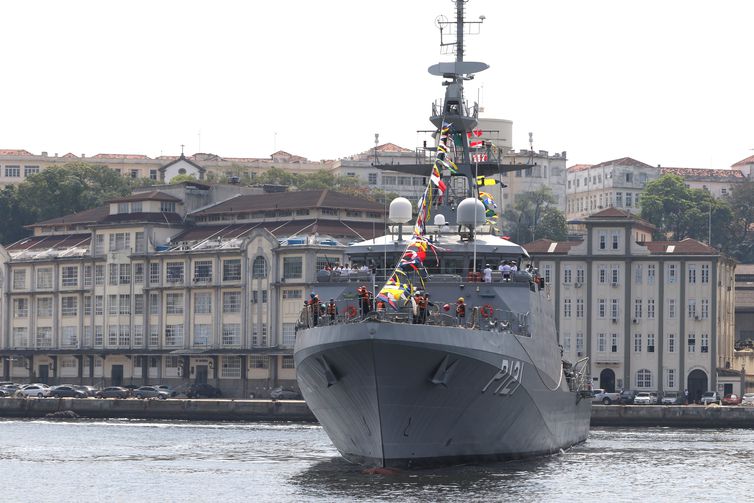 Em comemoração ao Bicentenário da Independência, a Marinha do Brasil promove uma Revista Naval, com a presença do presidente da República, na Baía de Guanabara, no Rio de Janeiro.