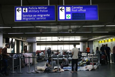 Famílias vindas do Afeganistão acampam no Aeroporto de Guarulhos enquanto aguardam por vagas em abrigos.