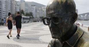 Estátua de Carlos Drummond de Andrade no calçadão de Copacabana tem óculos recolocados após serem roubados.