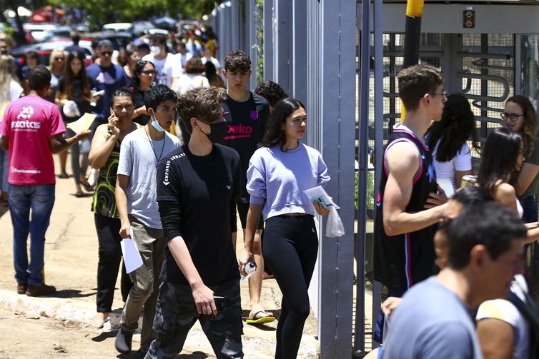 Candidatos comparecem a local de prova para a primeira etapa do Exame Nacional do Ensino Médio (Enem) 2022.