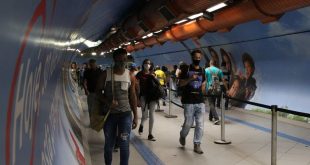 Usuários do transporte público na passagem subterrânea entre as estações Consolação e Paulista do metrô durante a fase emergencial da pandemia de covid-19.