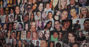 Santa Maria (RS) - Familiares e amigos das vítimas do incêndio da Boate Kiss fazem vigília em barraca na Praça Saldanha Marinho. A tragédia foi na madrugada do dia 27 de janeiro de 2013 (Fernando Frazão/Agência Brasil)