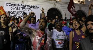 Manifestantes lotam a praça da Cinelândia em defesa da democracia após atos golpistas em Brasília.