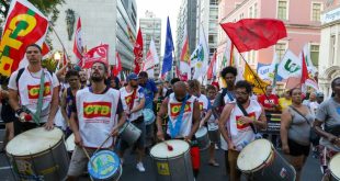 Participantes do Fórum Social Mundial realizam marcha no centro de Porto Alegre