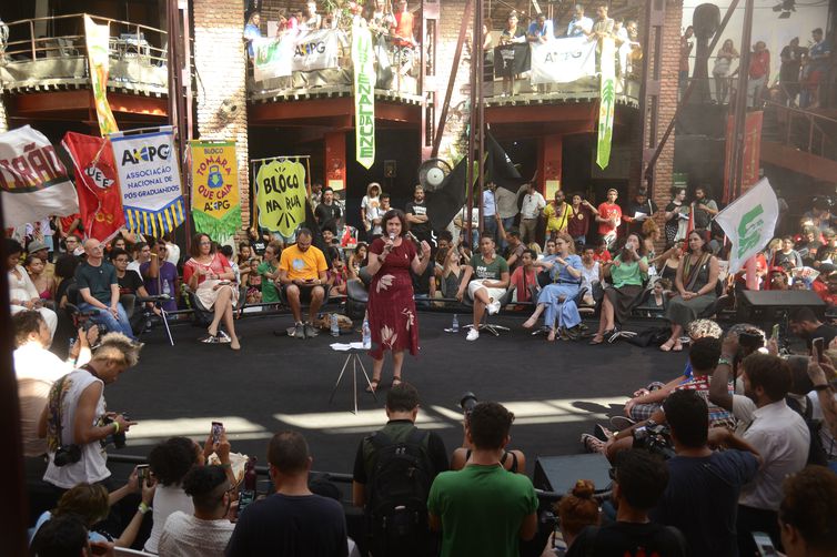 A ministra da Saúde, Nísia Trindade, fala na 13ª Bienal da UNE, na Lapa, região central do Rio de Janeiro