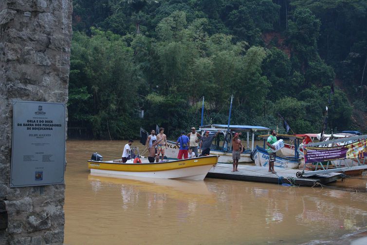 São Sebastião (SP), 21/02/2023, Chegada de doações de água e mantimentos na Barra dos Pescadores em Boiçucanga, após enchentes e deslizamentos no litoral norte de São Paulo.