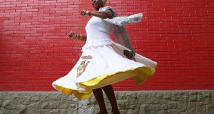 A dançarina Elis Trindade é rainha do Maracatu Ouro do Congo, da família de Solano Trindade, em Embu das Artes.