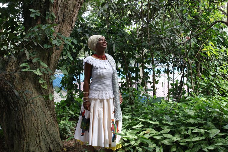 A dançarina Elis Trindade é rainha do Maracatu Ouro do Congo, da família de Solano Trindade, em Embu das Artes.