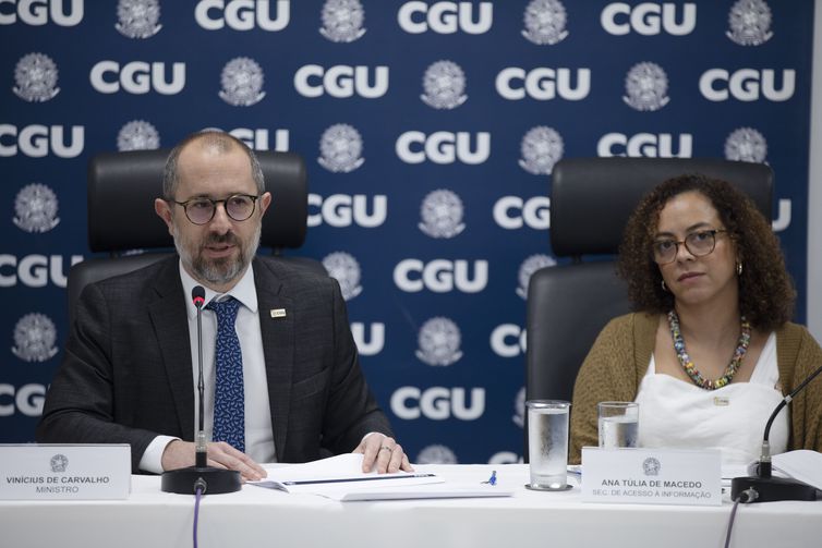 O ministro da Controladoria-Geral da União (CGU), Vinícius de Carvalho, e à direita a secretaria Nacional de Acesso a Informação, Ana Tulia Macêdo.