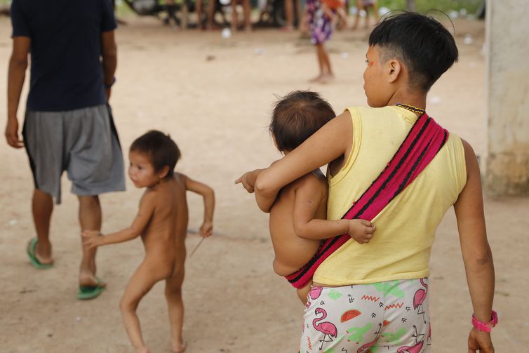 Yanomamis aguardam por familiares nos arredores do Hospital de Campanha que presta atendimento aos indígenas em situação de emergência em Boa Vista.