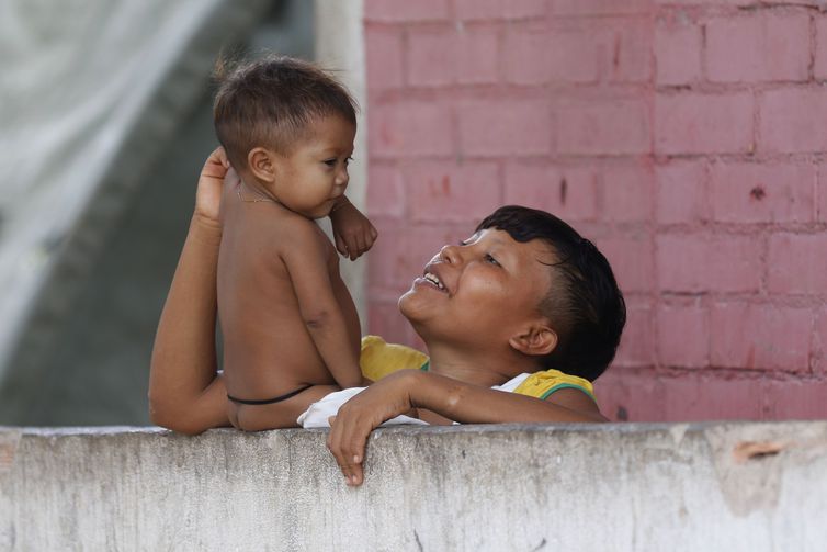 Yanomamis aguardam por familiares nos arredores do Hospital de Campanha que presta atendimento aos indígenas em situação de emergência em Boa Vista.