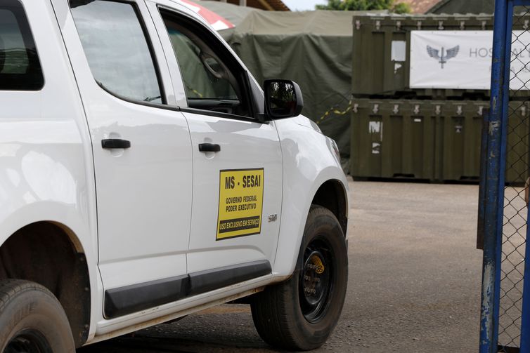 Veículo da Secretaria Especial de Saúde Indígena (SESAI) no Hospital de Campanha presta atendimento a indígenas Yanomami em situação de emergência em Boa Vista.