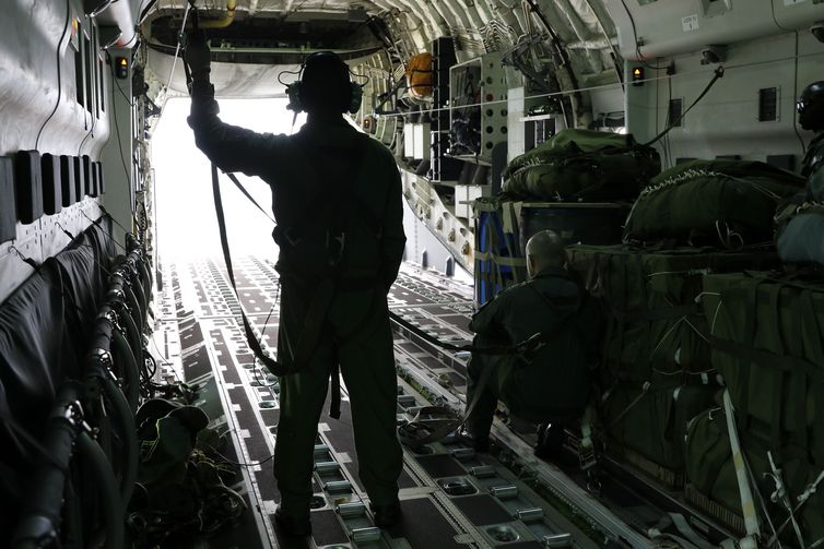 Lançamento aéreo de suprimentos de ajuda humanitária às aldeias indígenas Yanomami na região do Surucucu, na Terra Indígena Yanomami, Oeste de Roraima, a partir de paraquedas do cargueiro KC-390 da Força Aérea Brasileira.