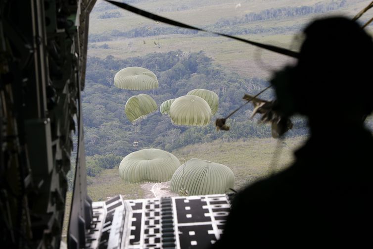 Lançamento aéreo de suprimentos de ajuda humanitária às aldeias indígenas Yanomami na região do Surucucu, na Terra Indígena Yanomami, Oeste de Roraima, a partir de paraquedas do cargueiro KC-390 da Força Aérea Brasileira.