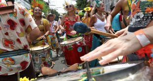 Rio de Janeiro (RJ), 11/02/2023 - Desfile do bloco carnavalesco Céu na Terra pelas ruas do bairro de Santa Teresa, zona sul da cidade. (Foto:Tânia Rêgo/Agência Brasil)