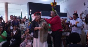 A presidente da Fundação Nacional dos Povos Indígena, Joenia Wapichana, com o líder indígena Raoní