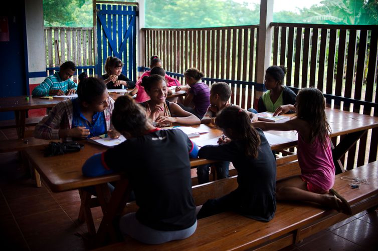 Colniza, MT, Brasil: Crianças na escola da comunidade de ribeirinhos de São Lourenço. (Foto: Marcelo Camargo/Agência Brasil)