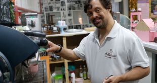 São Paulo (SP), 20/03/2023 - O barista Philippe Tavares, 31 anos, que tem síndrome de Down, trabalha na Bellatucci Café, uma cafeteria inclusiva. Foto: Fernando Frazão/Agência Brasil
