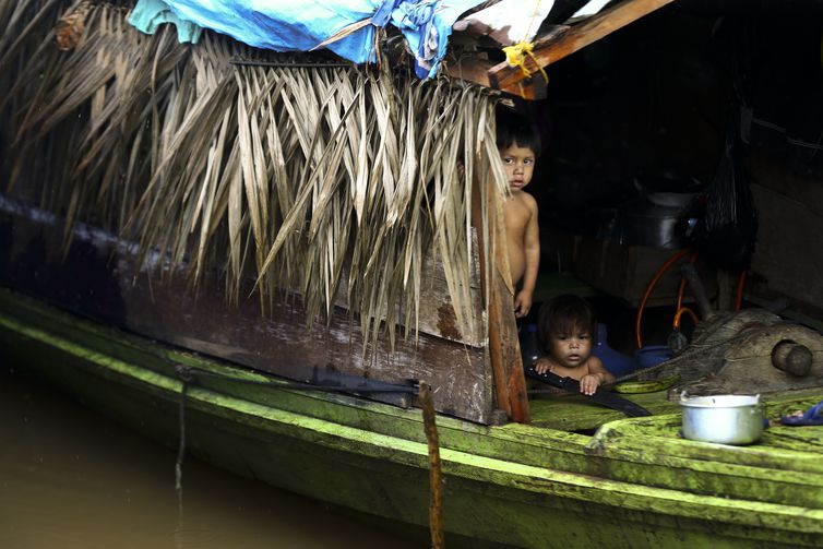 Atalaia do Norte (AM), 28/02/2023 - Movimentação no porto de Atalaia do Norte, que recebe indígenas de comunidades do Vale do Javari. Foto: Marcelo Camargo/Agência Brasil