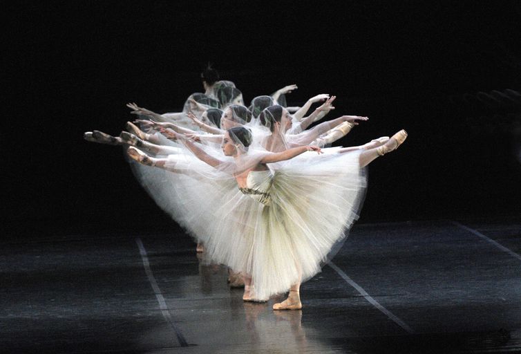 Rio de Janeiro (RJ) - Bailarinas do balé Giselle durante apresentaçāo no Theatro Municipal do Rio de Janeiro. Foto: Alice Bravo/Divulgação