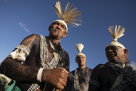 Brasília 23/04/2023 (DF) - Povos de vária etnias chegando para o Acampamento Terra Livre 2023 na Esplanada dos Ministérios, o tema do acampamento “O futuro indígena é hoje. Sem demarcação não há democracia!”, a expectativa é reunir mais de seis mil indígenas no acampamento que acontece em Brasília, entre os dias 24 e 28 de abril.Foto: Joédson Alves/Agência Brasil