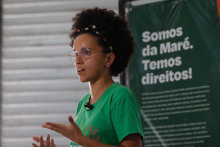 Rio de Janeiro (RJ), 12/04/2023 - A pesquisadora da Redes da Maré Isabel Barbosa, mestre em Políticas Públicas em Direitos Humanos pela UFRJ, aborda impactos da violência armada na vida das mulheres da Maré. Foto: Fernando Frazão/Agência