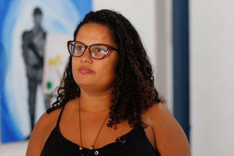 Rio de Janeiro (RJ), 12/04/2023 - A assistente social da Redes da Maré Liliane Santos aborda impactos da violência armada na vida das mulheres da Maré. Foto: Fernando Frazão/Agência Brasil