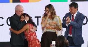 Brasília (DF), 02-03/2023 - Presidente Luiz Inácio Lula da Silva lança o novo programa Bolsa Família. Presidente abraça, Isamara Mendes da Silva que foi beneficiada pelo Bolsa Família Foto: Lula Marques/Agência Brasil