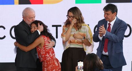 Brasília (DF), 02-03/2023 - Presidente Luiz Inácio Lula da Silva lança o novo programa Bolsa Família. Presidente abraça, Isamara Mendes da Silva que foi beneficiada pelo Bolsa Família Foto: Lula Marques/Agência Brasil