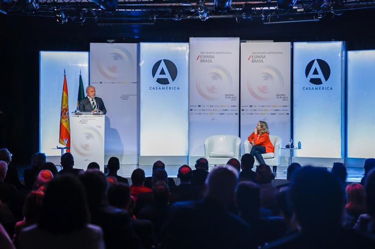 Madri (ES) 25/04/2023 - O presidente Luiz Inácio Lula da Silva Lula discursa em um evento em Madri (ES) com empresários do Brasil e Espanhā.Foto: Ricardo Stuckert/PR