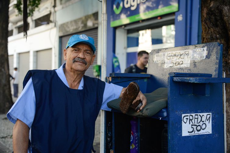 Rio de Janeiro (RJ), 23/05/2023 – O engraxate José Raimundo em seu ponto de trabalho, na Rua Uruguaiana, no centro da capital fluminense. Foto: Tomaz Silva/Agência Brasil