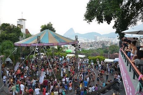 A 15ª edição da Festa Literária de Santa Teresa, a Flist, ocupa o Parque das Ruínas, em Santa Teresa, neste sábado (6) e domingo (7), com debates, shows, sessões de autógrafo e oficinas, entre outras atrações. O evento, gratuito, também contará com opções gastronômicas e atividades infantis.Foto: Flist/Divulgação