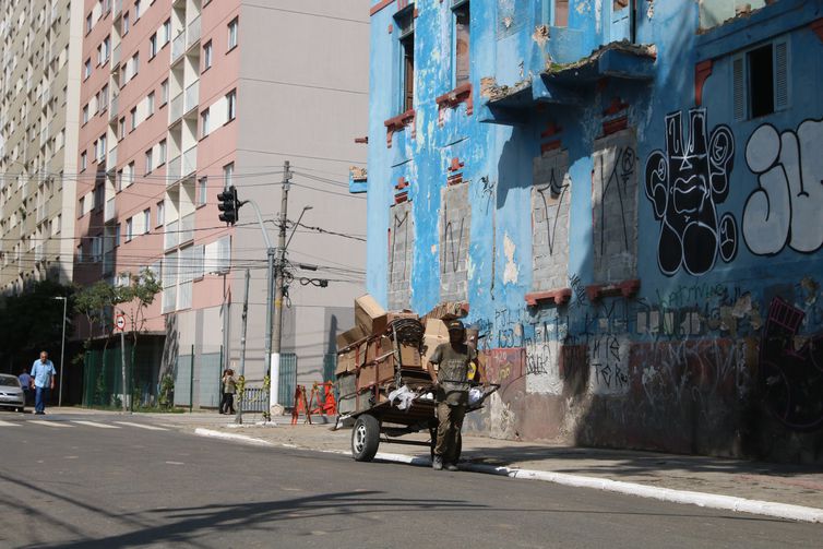 São Paulo (SP), 05/05/2023 - Casarão lacrado na rua Helvétia, de onde o fluxo da Cracolândia foi dispesado após a Operação Caronte, com condomínio Residencial Helvétia ao fundo. Foto: Rovena Rosa/Agência Brasil