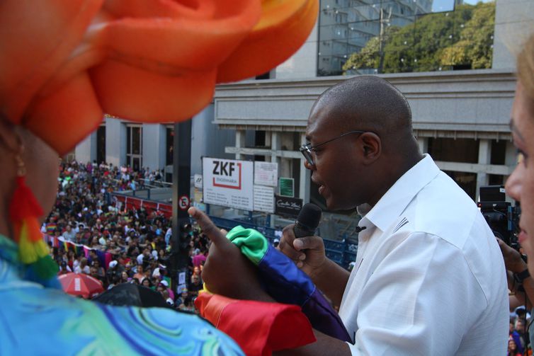 São Paulo (SP), 11/06/2023 - O ministro dos Direitos Humanos e da Cidadania, Silvio Almeida, fala durante a 27ª Parada LGBT+ de São Paulo, com o tema 