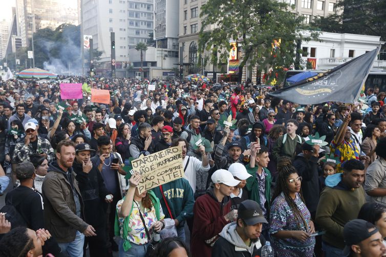 São Paulo (SP), 17/06/2023 - 15ª edição da Marcha da Maconha São Paulo na Avenida Paulista - Tema “Antiproibicionismo por uma questão de classe – Reparação por necessidade”. Foto Paulo Pinto/Agência Brasil