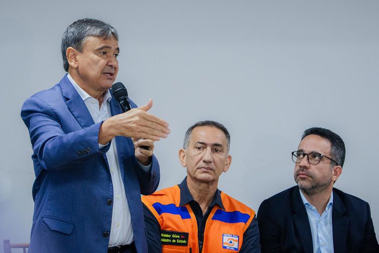 Alagoas - 11/07/2023 - O ministro do Desenvolvimento Social, Wellington Dias, o Ministro da Integração, Waldez Gois, e o governador de Alagoas, Paulo Dantas, durante entrevista coletiva de imprensa para informar as medidas em conjunto com o Governo Federal que irão auxiliar as cidades e as famílias atingidas pelas fortes chuvas do último final de semana. Foto: Governo de Alagoas/Facebook