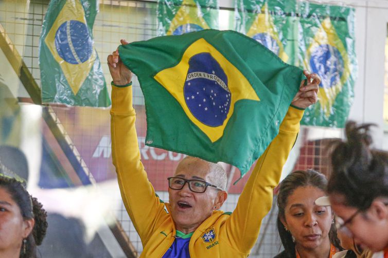 São Paulo (SP) 24/07/2023 - Torcedores se reunem no bar Nossa Arena para acompanhar a estreia da seleção brasileira de futebol feminino contra o Panamá, na copa do mundo 2023. Foto: Paulo Pinto/Agência Brasil