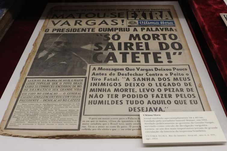 Rio de Janeiro (RJ), 13/07/2023 - A exposição Uma janela para o Armazém de Periódicos, da Biblioteca Nacional, celebra o centenário da Coordenação de Publicações Seriadas. Exemplar de Última Hora noticia a morte de Getúlio Vargas na capa. Foto: Fernando Frazão/Agência Brasil