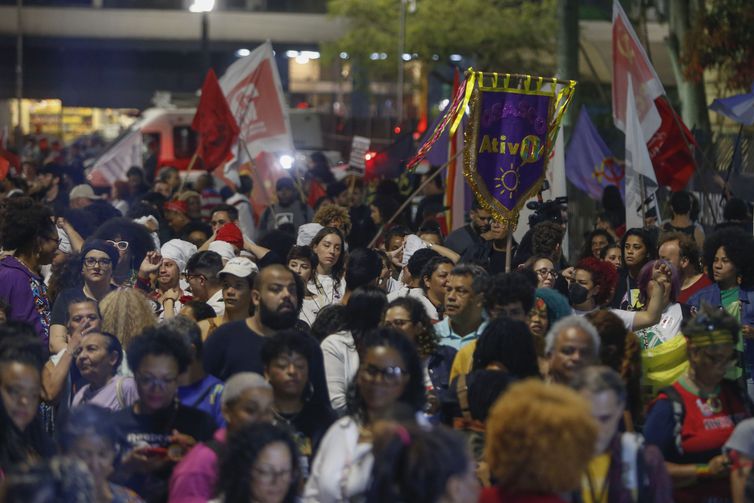 São Paulo (SP) 25/07/2023 - Oitava edição da Marcha das Mulheres Negras de São Paulo.Tema de 2023: “Mulheres negras em marcha por um Brasil com democracia! Sem racismo! Sem violências! Sem anistia para os fascistas! Justiça por Marielle Franco e Luana Barbosa! Por nós, por todas nós, pelo Bem Viver!”. Juliana Gonçalves. Foto: Paulo Pinto/Agência Brasil 