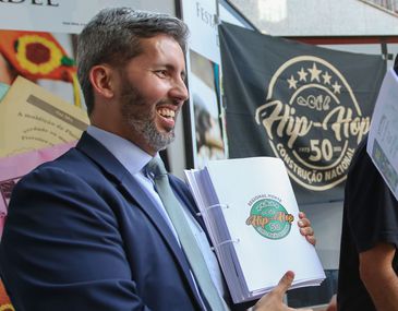 Brasília/DF, 17/07/2023, O movimento Hip Hop brasileiro, entrega documento histórico que pede o reconhecimento de patrimônio imaterial do Hip Hop brasileiro, ao presidente do Iphan, Leandro Grass. Foto: José Cruz/Agência Brasil