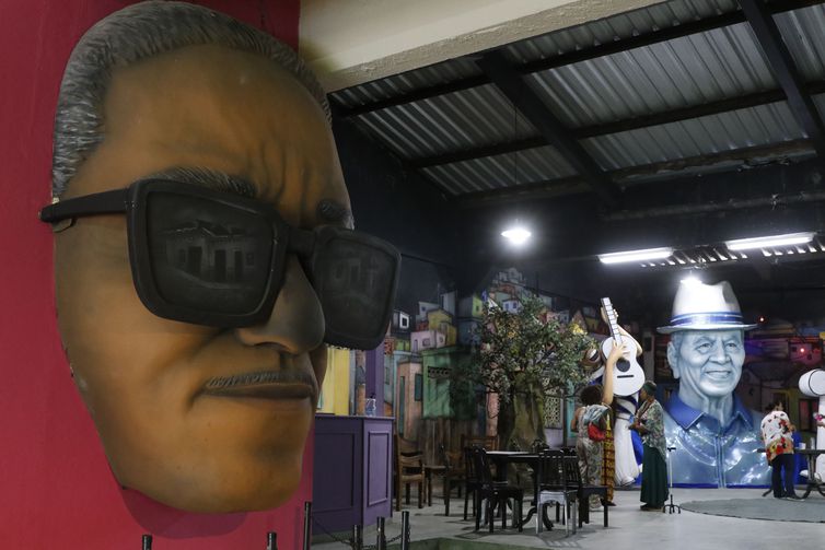 Rio de Janeiro (RJ), 25/07/2023 - Esculturas de Cartola e Monarco no Museu do Samba, na Mangueira. Foto: Fernando Frazão/Agência Brasil