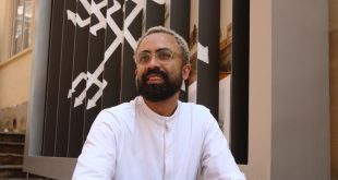 São Paulo (SP), 05/10/2023 - O artista Jaime Lauriano apresenta as obras que fazem parte do Panorama da Cidade de São Paulo, projeto que propõem releituras de pinturas históricas, nas escadarias do Beco do Pinto. Foto: Rovena Rosa/Agência Brasil