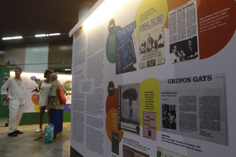 Rio de Janeiro (RJ) 17/11/2023 – Exposição Amor & Luta: Trajetórias do Movimento LGBTI+ e 30 anos do Grupo Arco-Íris de Cidadania LGBTI+, na estação Carioca do MetrôRio. Foto: Fernando Frazão/Agência Brasil