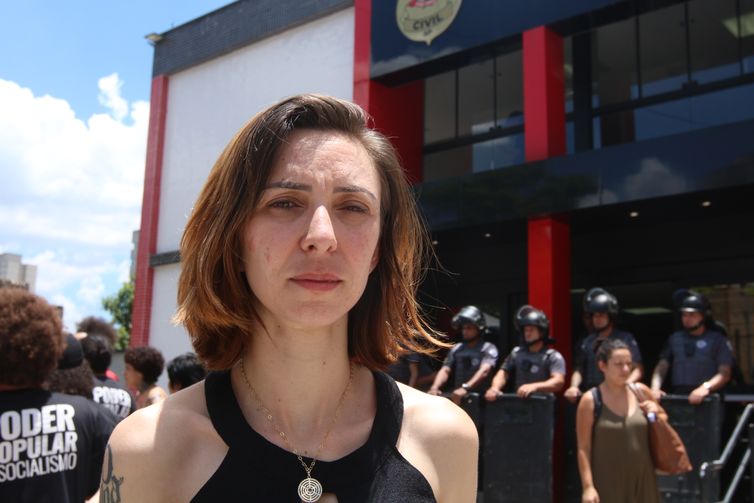 São Paulo (SP), 07/12/2023 - A advogada Raquel Brito na vigília contra a prisão do grupo contrários à privatização da Sabesp, em frente ao 27° Distrito Policial (DP) do Campo Belo. Foto: Rovena Rosa/Agência Brasil