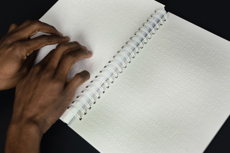 Dia Mundial do Braille: 4 de janeiro. Como está o ensino do Braille no país? Como os cegos aprendem a ler e escrever? O Braille é ensinado nas escolas públicas do Brasil? Qual a participação do governo federal neste processo? Foto: Freepik