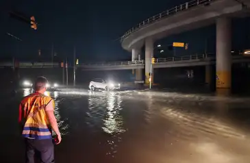 Saída da Castelo Branco para a Sertório, cruzamento com a Voluntários: água com 60cm de altura, veículos não passam. Foto: Prefeitura de POA/X