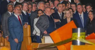 Brasília (DF) 08/01/2024 – Foto feita em 09/01/2023 - O presidente Luiz Inácio Lula da Silva, governadores e autoridades, cruzam a Praça dos Três Poderes para visitar as instalações da sede do Supremo Tribunal Federal (STF) um dia após os atos terroristas que depredaram a sede do tribunal, o Congresso e o Palácio do Planalto.  Foto: Fabio Rodrigues-Pozzebom/Agência Brasil