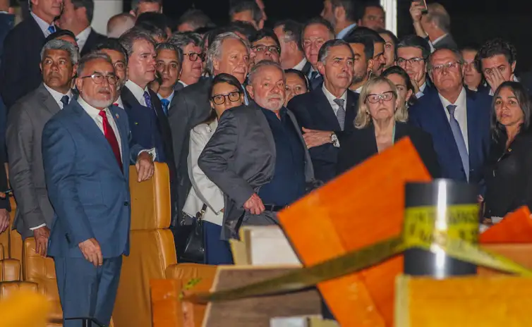 Brasília (DF) 08/01/2024 – Foto feita em 09/01/2023 - O presidente Luiz Inácio Lula da Silva, governadores e autoridades, cruzam a Praça dos Três Poderes para visitar as instalações da sede do Supremo Tribunal Federal (STF) um dia após os atos terroristas que depredaram a sede do tribunal, o Congresso e o Palácio do Planalto.&nbsp; Foto: Fabio Rodrigues-Pozzebom/Agência Brasil